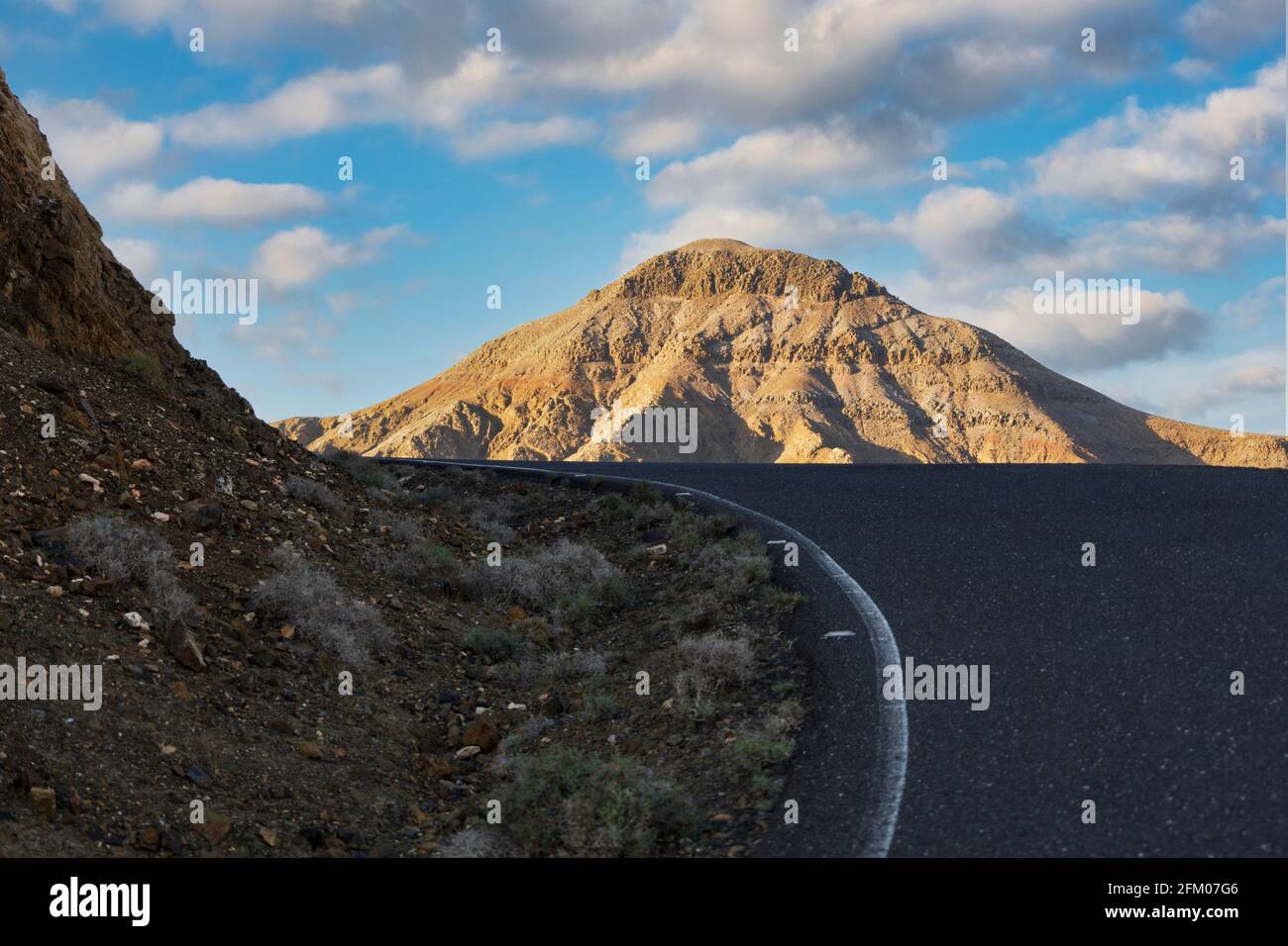 Leere Straße durch Wüstenlandschaft zum Astronomischen Observatorium von Sicasumbre, Fuerteventura, Kanarische Inseln, Spanien Stockfoto