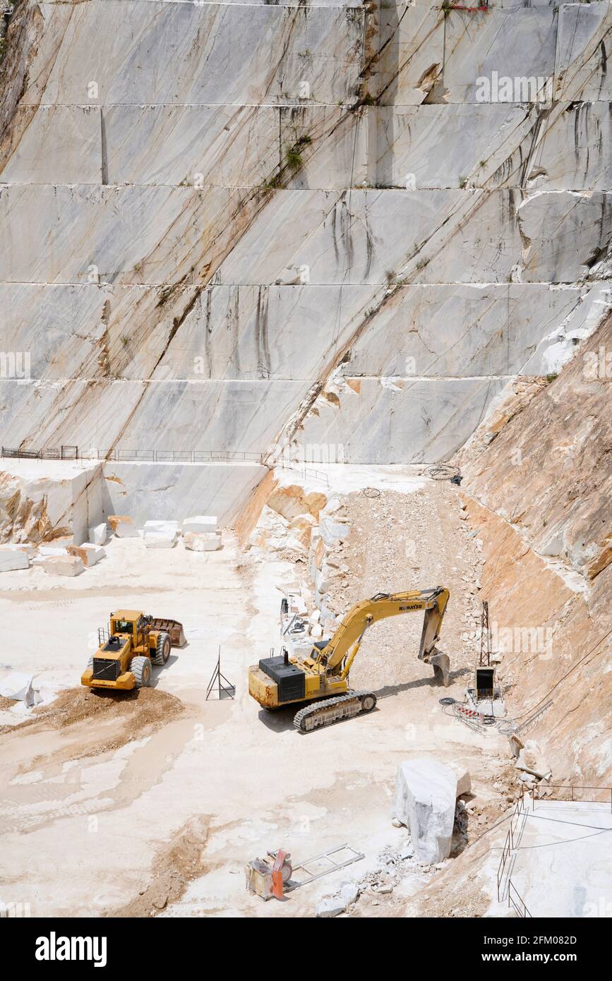 Terrassenförmige Felswand in Tagebau-Carrara-Marmorminen oder -Steinbrüchen, Carrara, Toskana, Italien Stockfoto