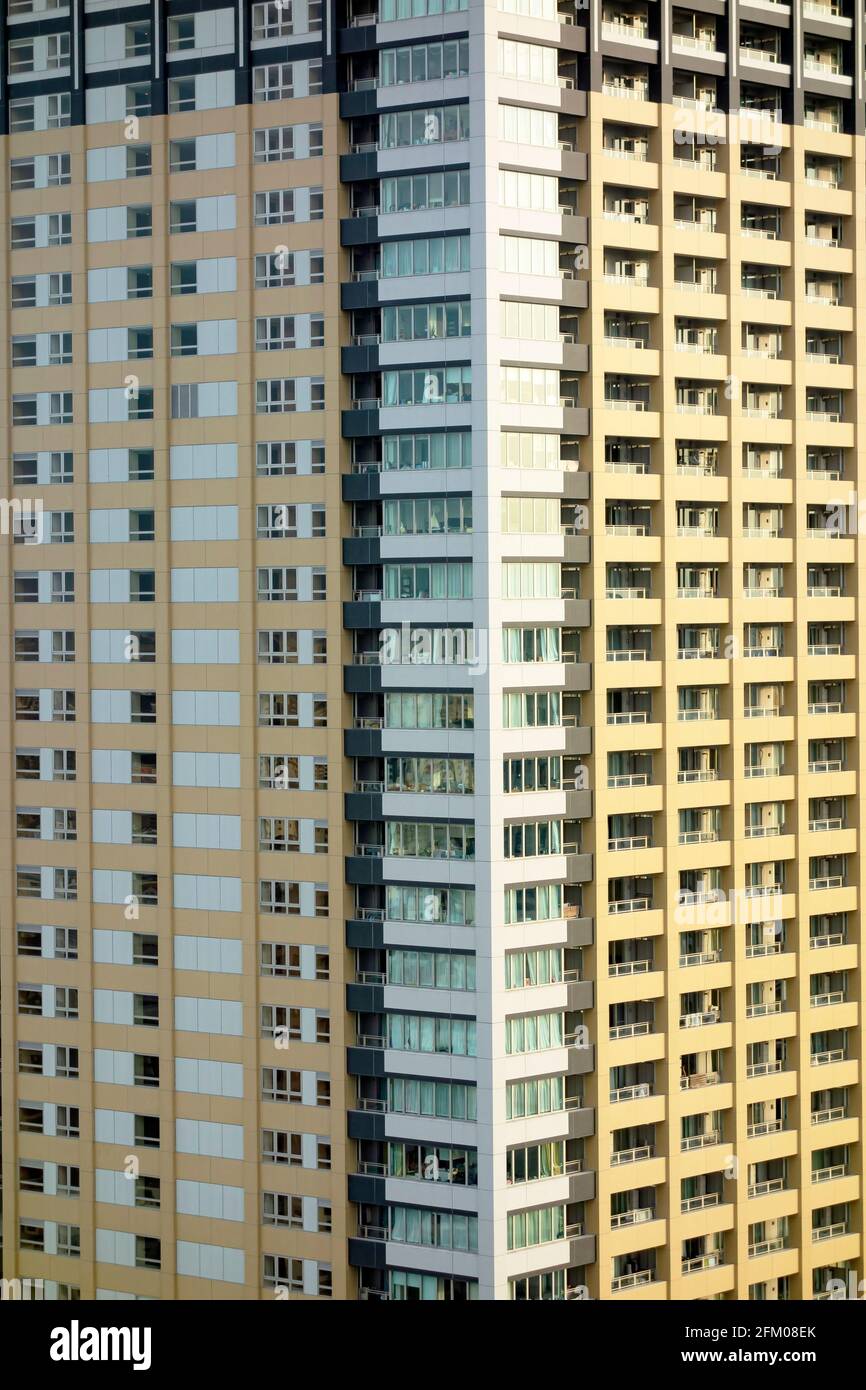 Hohes städtisches Apartmentgebäude. Wolkenkratzer Stockfoto