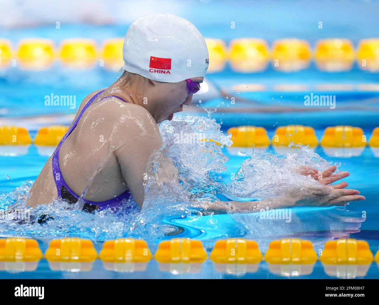 Qingdao, China. Mai 2021. Tang Qianting aus Shanghai tritt beim Halbfinale der Frauen mit 200 m Brustschwimmen bei den chinesischen nationalen Schwimmmeisterschaften 2021 in Qingdao, Ostchina, am 5. Mai 2021 an. Quelle: Xu Chang/Xinhua/Alamy Live News Stockfoto