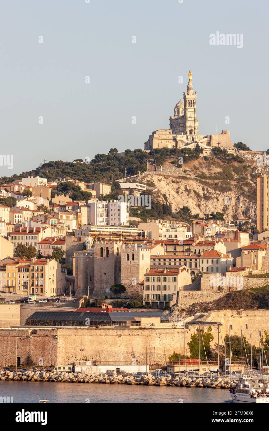 Basilika Notre Dame de Lagarde vom Meer aus gesehen. Marseille, Frankreich Stockfoto