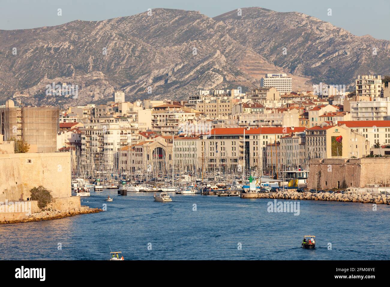 Alter Hafen von Marseille, vom Meer aus gesehen. Provence, Frankreich Stockfoto