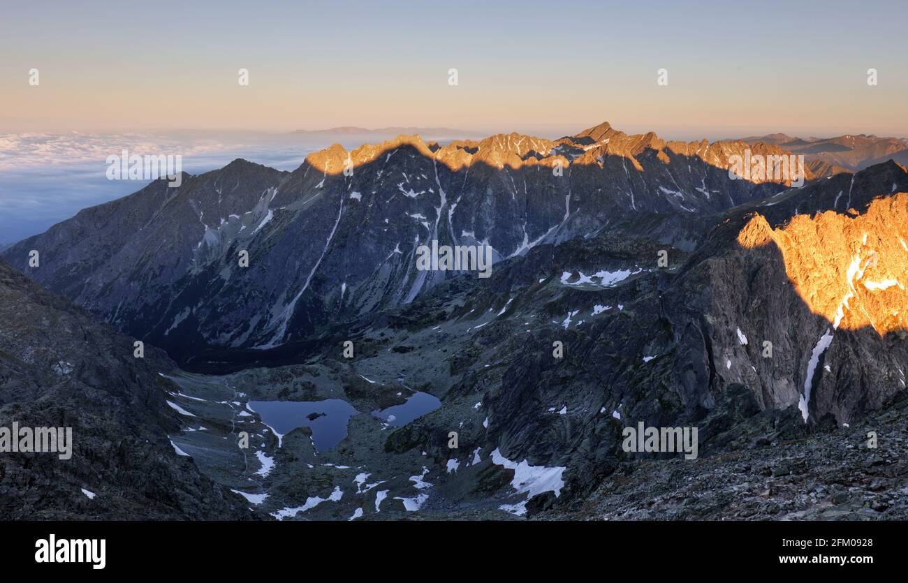 Panorama Landschaft der Berge bei Sonnenuntergang, Slowakei. Stockfoto