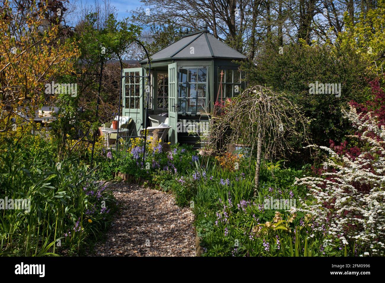 Sommerhaus aus Holz in Spring English Garden, England Stockfoto