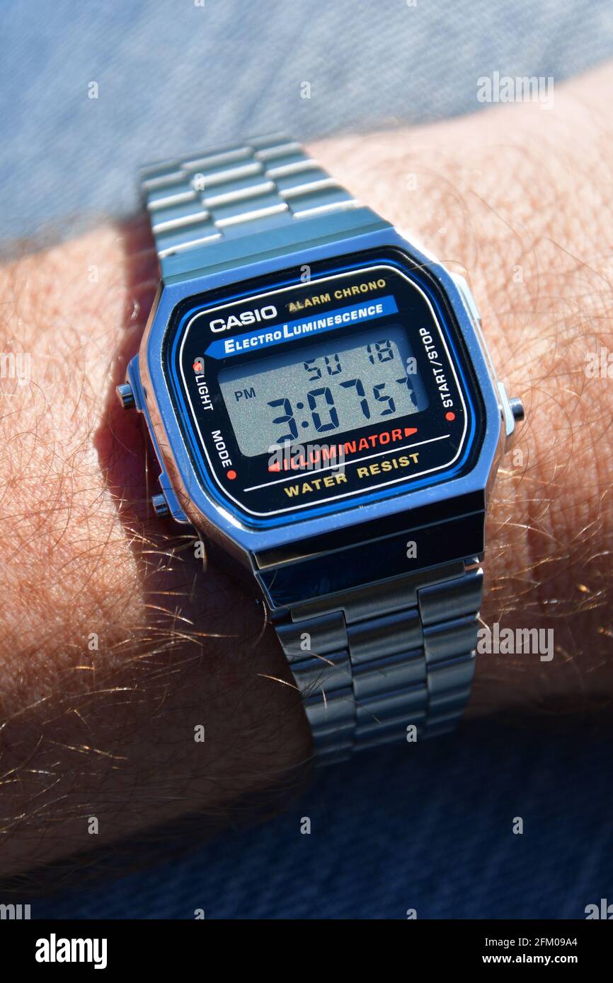 CASIO A168W digitale Quarz-Armbanduhr auf gebürstetem Edelstahl Armband Stockfoto