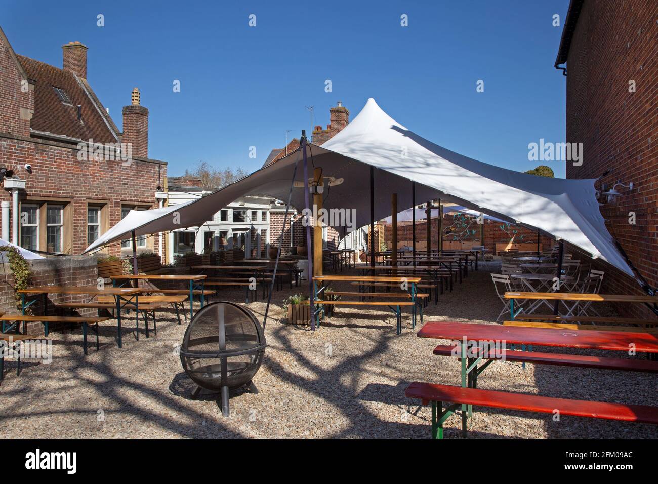 Zeltplatz im Freien außerhalb des Pubs in England Stockfoto