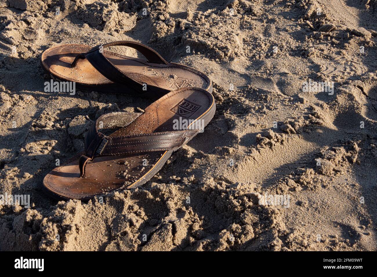 Sandalen aus Leder mit Flip-Flops am Strand in Palavas les Flots, in der Nähe von Cranon Plage und Montpellier, Ockitanien, Südfrankreich Stockfoto
