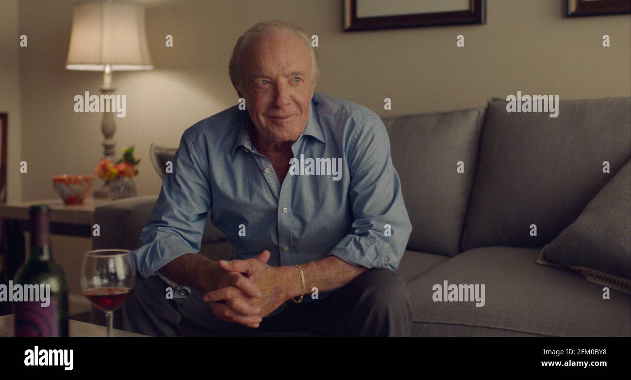 VERÖFFENTLICHUNG: Juni 11 2021 TITEL: Queen Bees STUDIO: Astute Films REGIE: Michael Lembeck PLOT: Es ist nie zu spät, mit Freunden zu lachen, sich wieder zu verlieben und die 'mean Girls' an ihre Stelle zu setzen. MIT James CAAN als Dan. (Kreditbild: © Astute Films/Entertainment Picturs) Stockfoto