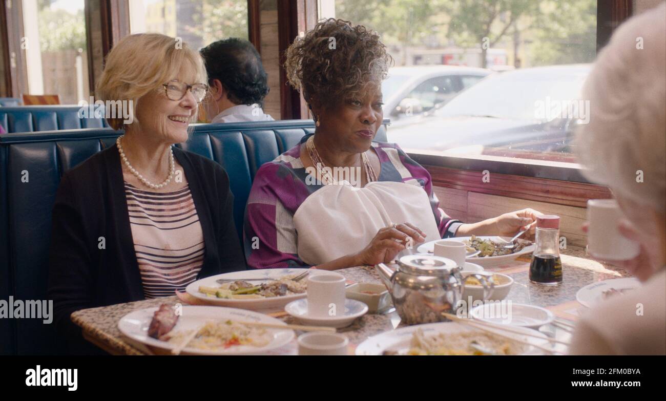 VERÖFFENTLICHUNG: Juni 11 2021 TITEL: Queen Bees STUDIO: Astute Films REGIE: Michael Lembeck PLOT: Es ist nie zu spät, mit Freunden zu lachen, sich wieder zu verlieben und die 'mean Girls' an ihre Stelle zu setzen. MIT Jane Curtin und Loretta Devine. (Kreditbild: © Astute Films/Entertainment Picturs) Stockfoto