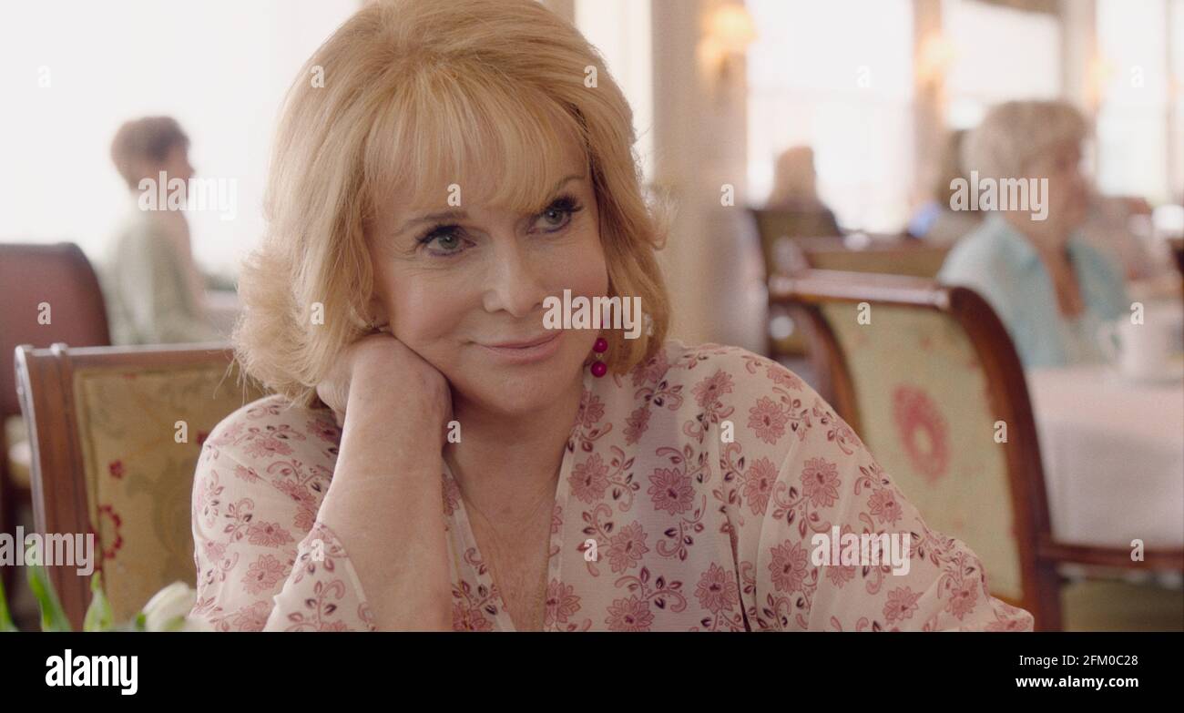 VERÖFFENTLICHUNG: Juni 11 2021 TITEL: Queen Bees STUDIO: Astute Films REGIE: Michael Lembeck PLOT: Es ist nie zu spät, mit Freunden zu lachen, sich wieder zu verlieben und die 'mean Girls' an ihre Stelle zu setzen. MIT Ann-Margret als Margot. (Kreditbild: © Astute Films/Entertainment Picturs) Stockfoto