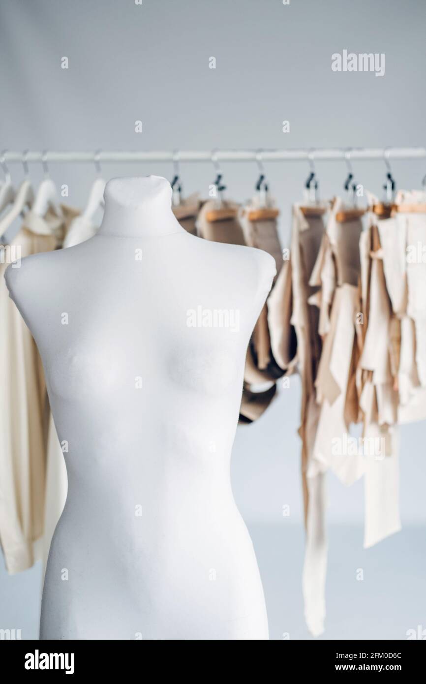 Viele Papiernähmuster und Schaufensterpuppe im Hintergrund der Nähfabrik. Bekleidungsmuster, Herstellung auf Nähfabrik. Schneiderei, kleine Unternehmen. Stockfoto