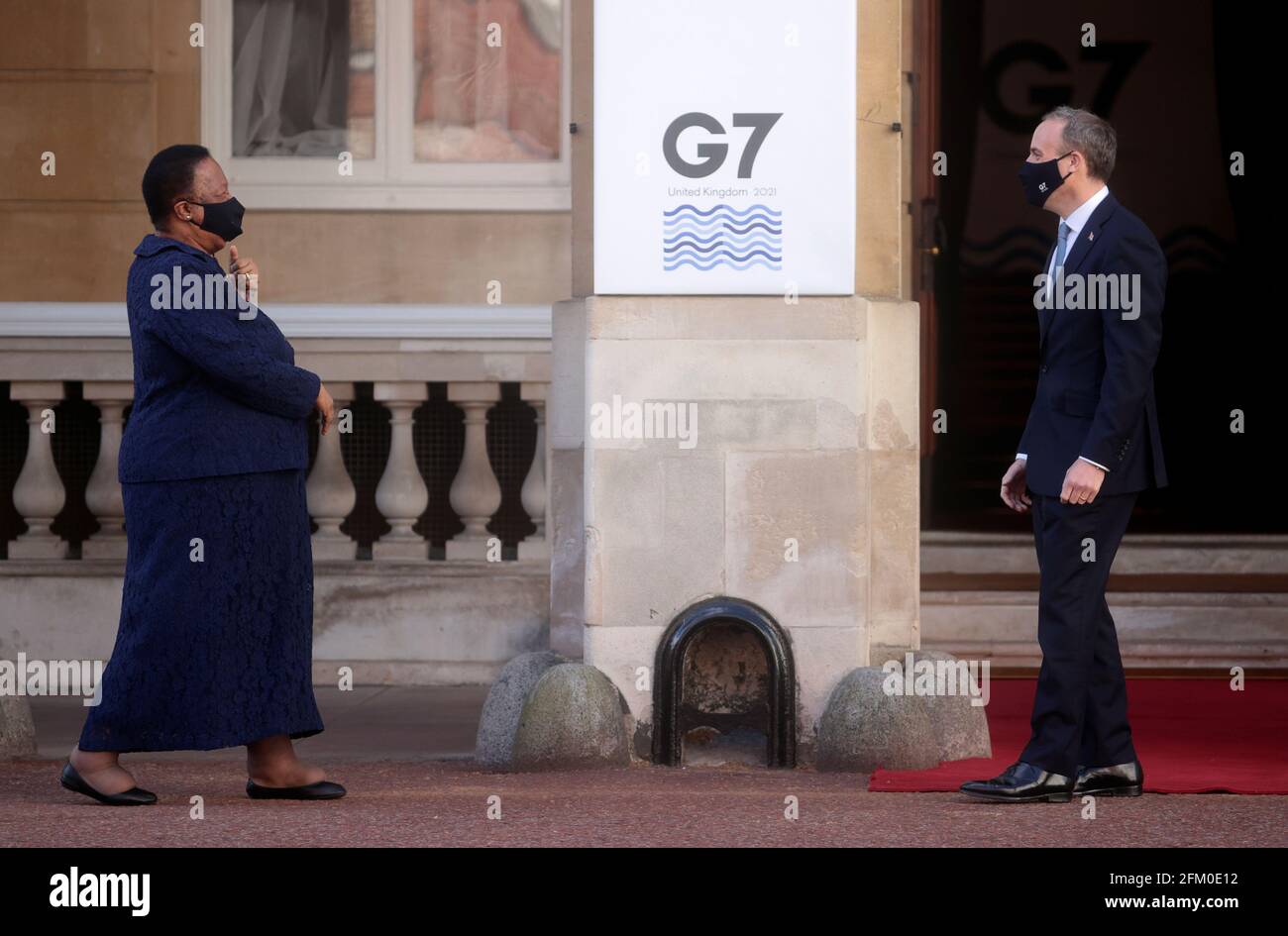 Außenminister Dominic Raab begrüßt den südafrikanischen Minister für internationale Beziehungen und Zusammenarbeit, Naledi Pandor, während des G7-Treffens der Außen- und Entwicklungsminister im Lancaster House in London. Bilddatum: Mittwoch, 5. Mai 2021. Stockfoto