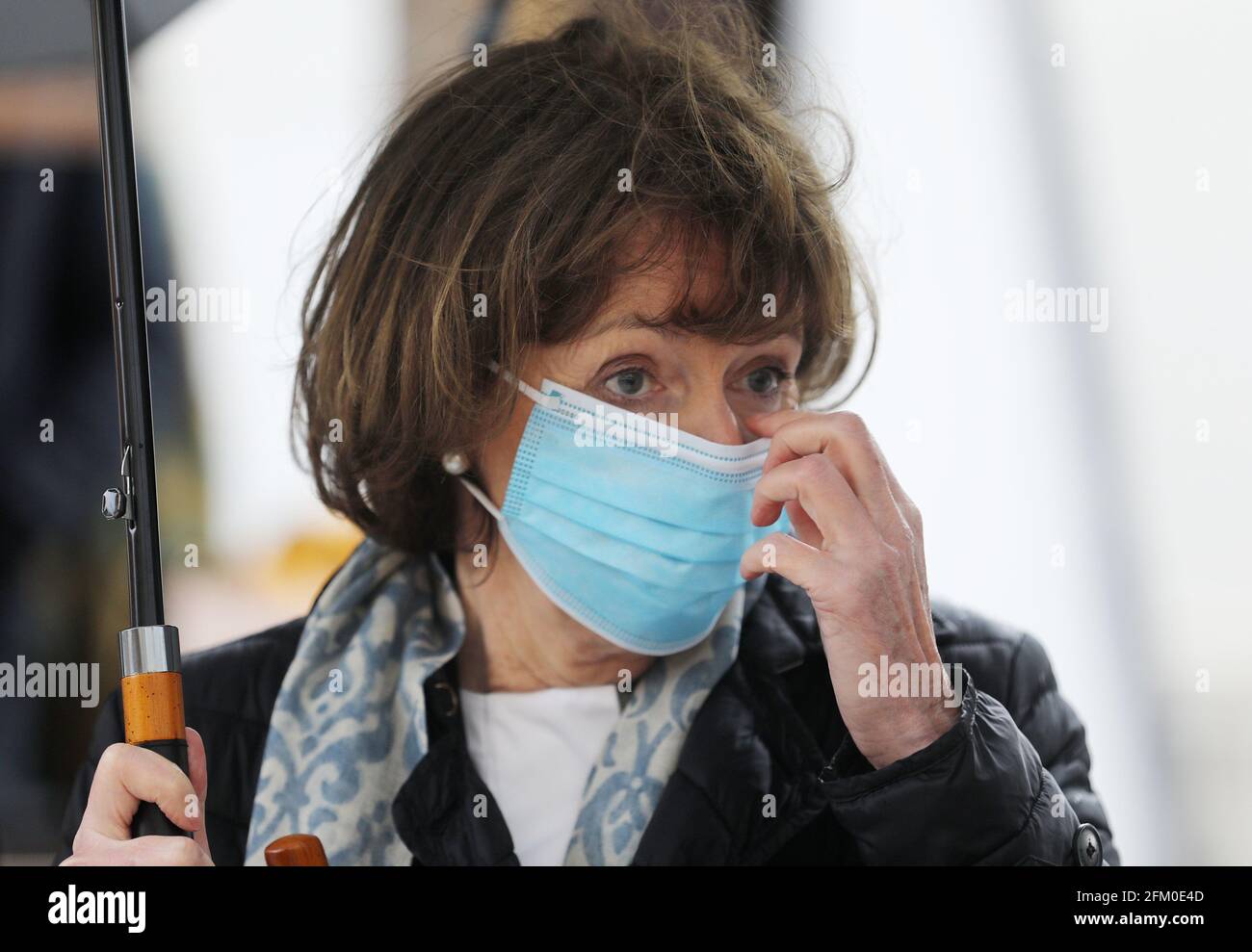 Köln, Deutschland. Mai 2021. Henriette Reker, Oberbürgermeisterin von Köln, steht mit einer Maske auf dem Clarenbachplatz. Rund fünfeinhalb Jahre nach dem Messerangriff auf den Kölner Bürgermeister gedachte der Parteienlose an den Anschlag am Ort des Vorfalls. Der 64-Jährige besuchte die Wiedereröffnung eines Wochenmarktes im Stadtteil Braunsfeld. (Zur dpa 'Cologne Mayor Reker besucht den Ort ihres Attentats') Quelle: Oliver Berg/dpa/Alamy Live News Stockfoto