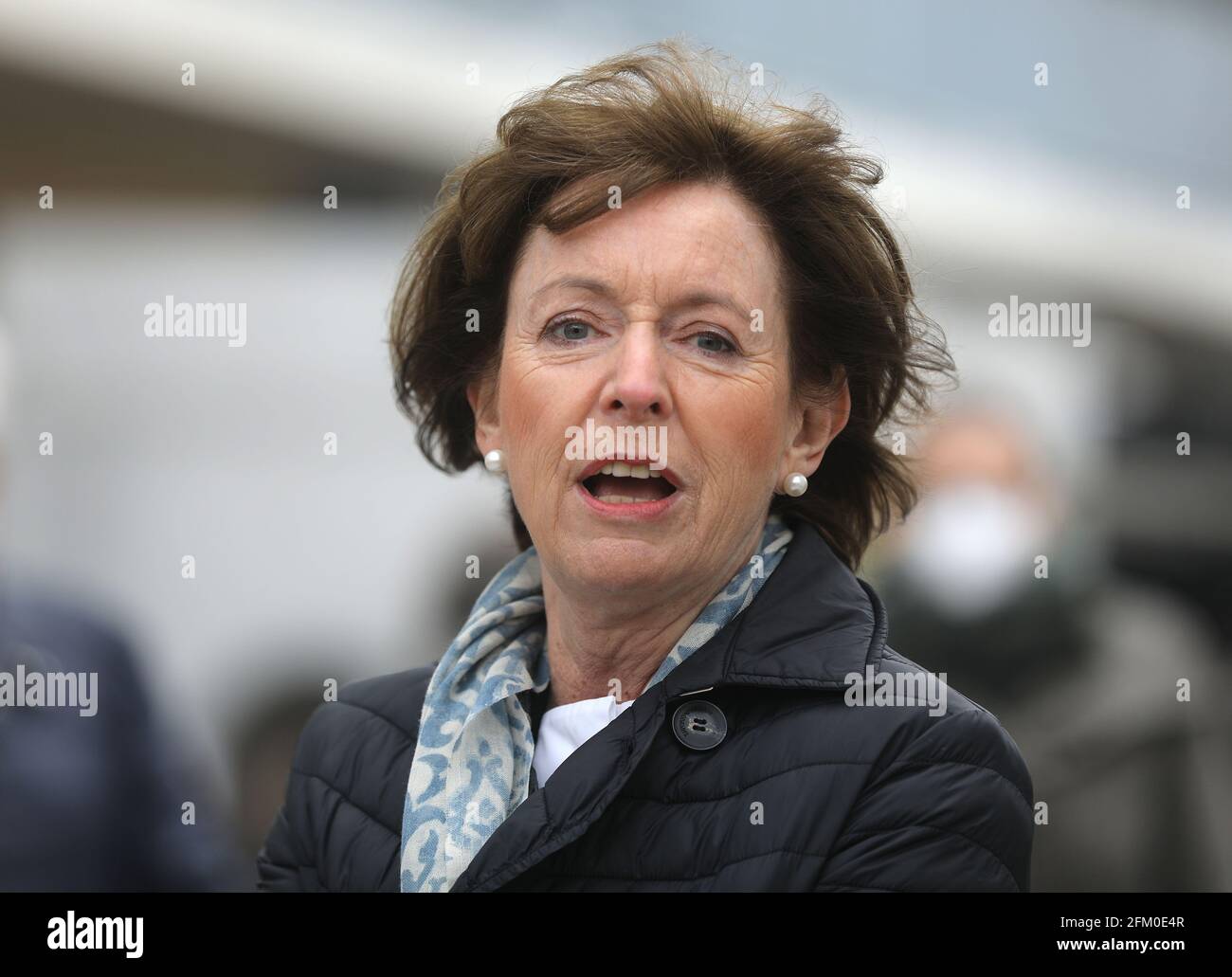 Köln, Deutschland. Mai 2021. Henriette Reker (M), Oberbürgermeisterin von Köln, steht am Clarenbachplatz. Rund fünfeinhalb Jahre nach dem Messerangriff auf den Oberbürgermeister von Köln gedachte der Parteienlose an den Anschlag am Ort des Vorfalls. Der 64-Jährige besuchte die Wiedereröffnung eines Wochenmarktes im Stadtteil Braunsfeld. (Zur dpa 'Cologne Mayor Reker besucht den Ort ihres Attentats') Quelle: Oliver Berg/dpa/Alamy Live News Stockfoto