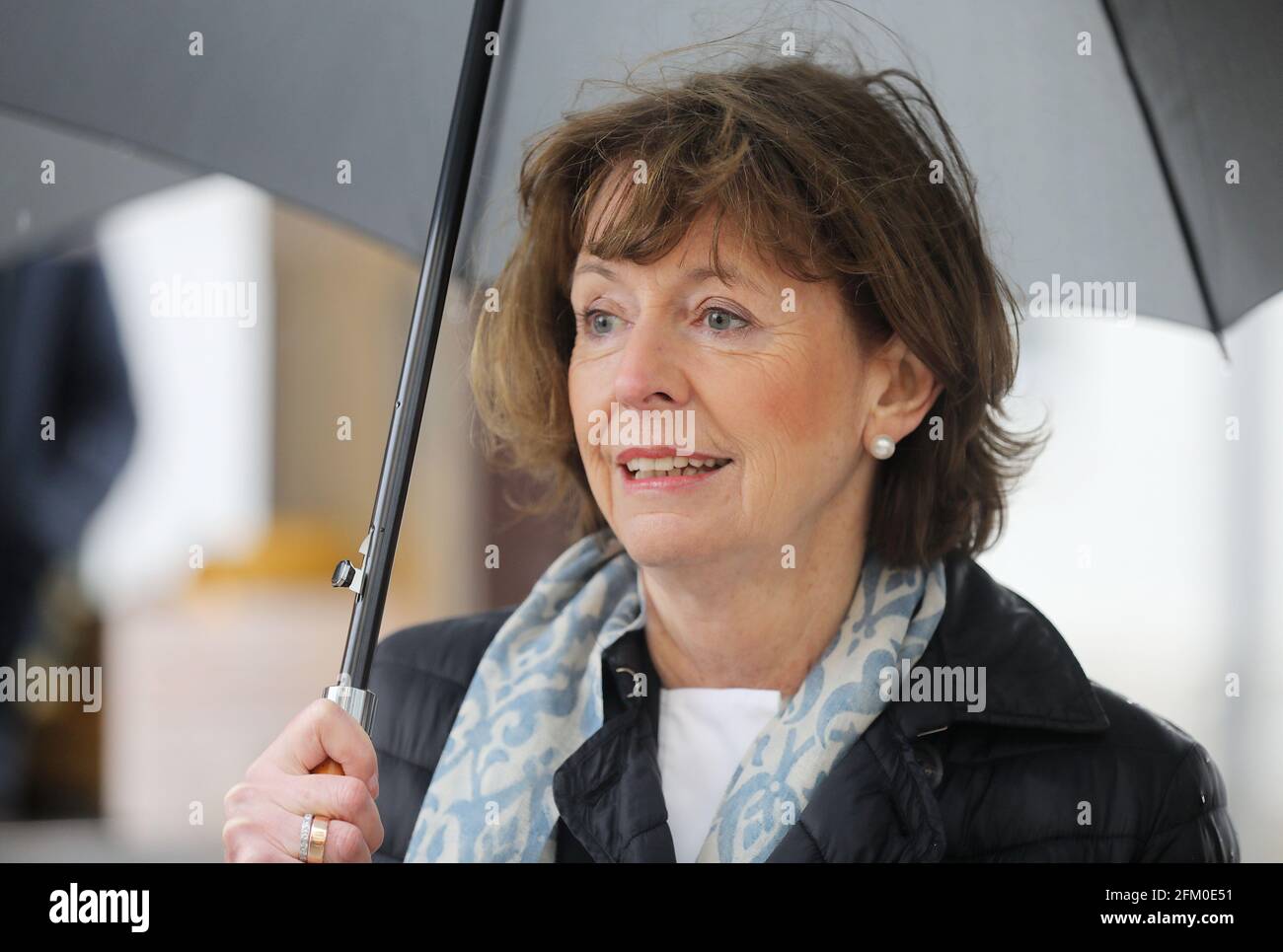 Köln, Deutschland. Mai 2021. Henriette Reker, Oberbürgermeisterin von Köln, steht am Clarenbachplatz. Rund fünfeinhalb Jahre nach dem Messerangriff auf den Oberbürgermeister von Köln gedachte der Parteienlose an den Anschlag am Ort des Vorfalls. Der 64-Jährige besuchte die Wiedereröffnung eines Wochenmarktes im Stadtteil Braunsfeld. (Zur dpa 'Cologne Mayor Reker besucht den Ort ihres Attentats') Quelle: Oliver Berg/dpa/Alamy Live News Stockfoto