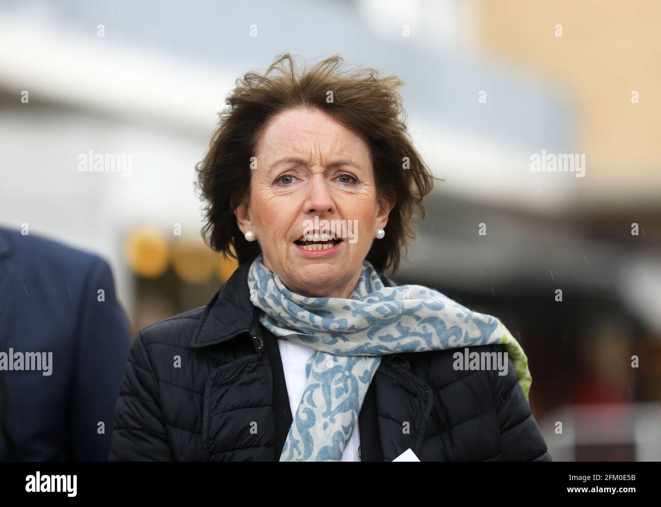Köln, Deutschland. Mai 2021. Henriette Reker (M), Oberbürgermeisterin von Köln, steht am Clarenbachplatz. Rund fünfeinhalb Jahre nach dem Messerangriff auf den Oberbürgermeister von Köln gedachte der Parteienlose an den Anschlag am Ort des Vorfalls. Der 64-Jährige besuchte die Wiedereröffnung eines Wochenmarktes im Stadtteil Braunsfeld. (Zur dpa 'Cologne Mayor Reker besucht den Ort ihres Attentats') Quelle: Oliver Berg/dpa/Alamy Live News Stockfoto