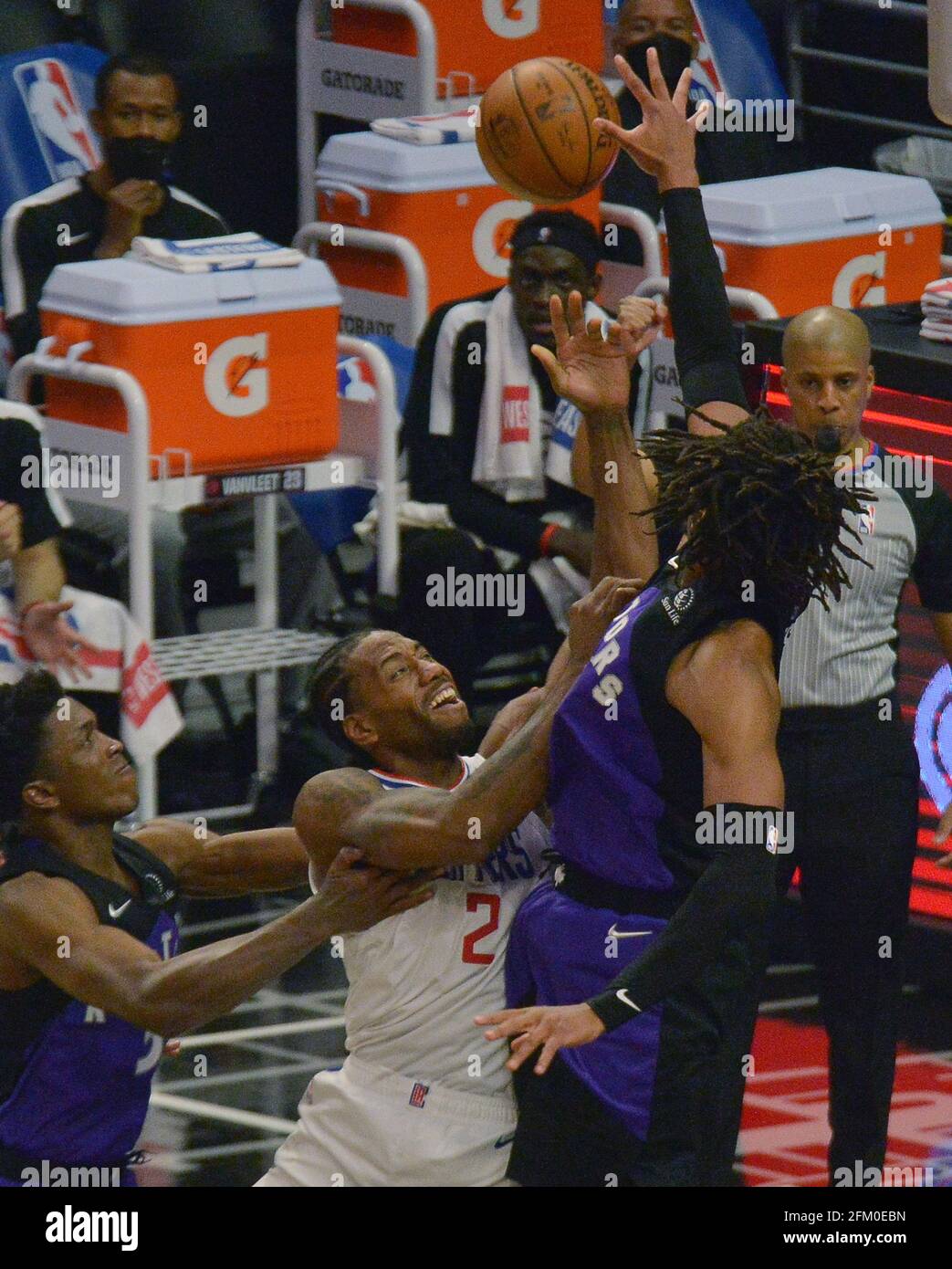 Los Angeles, USA. Mai 2021. Der Stürmer von Toronto Raptors Freddie Gillespie (55) blockiert die Aufnahme von Kawhi Leonard (2) aus Los Angeles Clippers in der zweiten Hälfte des Staples Center in Los Angeles am Dienstag, den 4. Mai 2021. Die Clippers besiegten die Raptors 105-100, um eine Niederlage in drei Spielen zu beenden. Foto von Jim Ruymen/UPI Credit: UPI/Alamy Live News Stockfoto