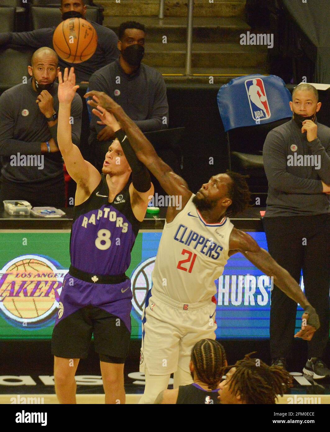 Los Angeles, USA. Mai 2021. Patrick Beverley, der Wächter der Clippers in Los Angeles, foult am Dienstag, den 4. Mai 2021, in der zweiten Hälfte des Staples Center in Los Angeles den Wächter der Toronto Raptors, Malachi Flynn. Die Clippers besiegten die Raptors 105-100, um eine Niederlage in drei Spielen zu beenden. Foto von Jim Ruymen/UPI Credit: UPI/Alamy Live News Stockfoto