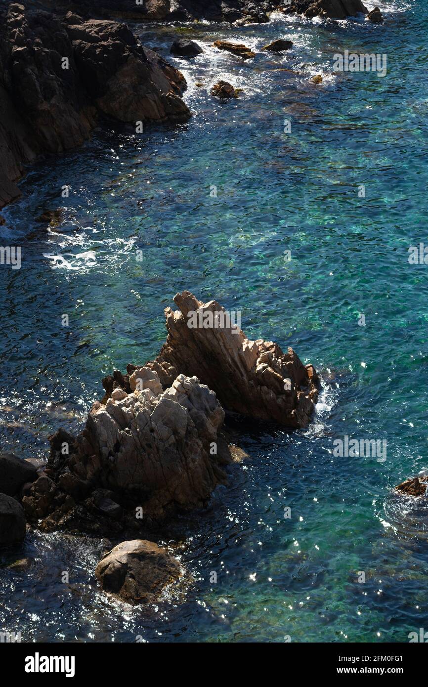 Felsige Küste im Norden spaniens auf einer klaren Sommertag Stockfoto