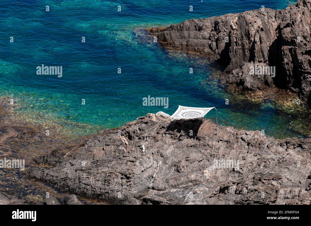 Felsige Küste im Norden spaniens auf einer klaren Sommertag Stockfoto