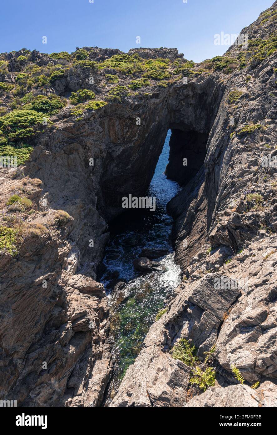 Felsige Küste im Norden spaniens auf einer klaren Sommertag Stockfoto