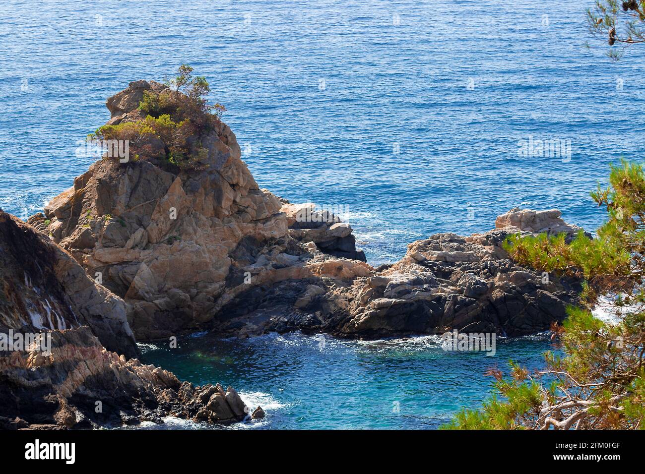 Felsige Küste im Norden spaniens auf einer klaren Sommertag Stockfoto