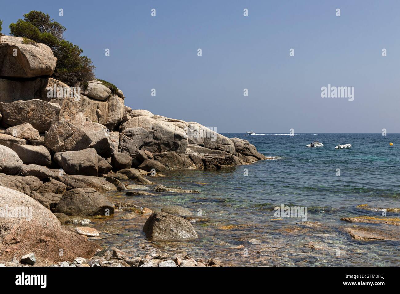 Felsige Küste im Norden spaniens auf einer klaren Sommertag Stockfoto