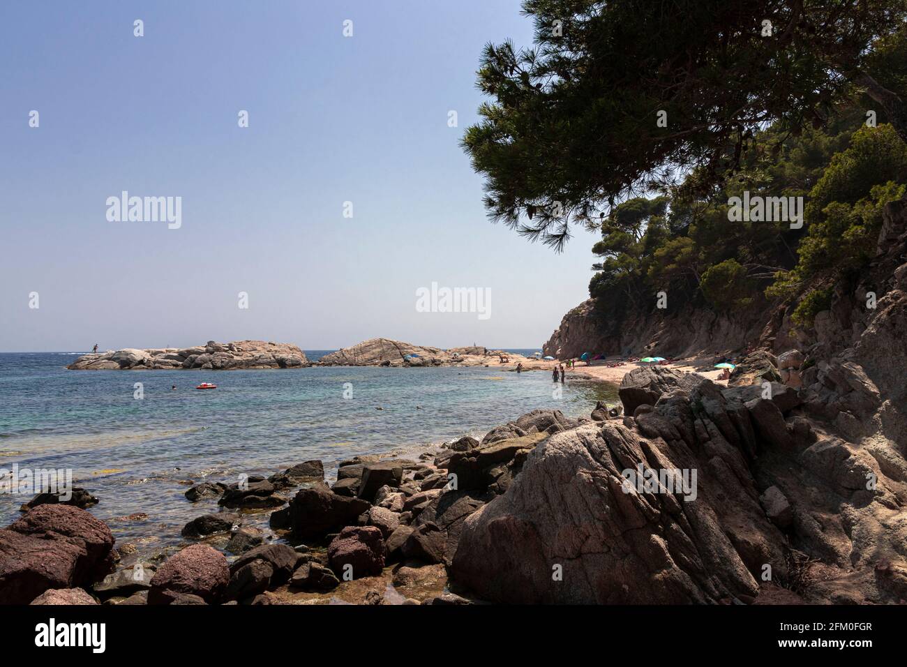Felsige Küste im Norden spaniens auf einer klaren Sommertag Stockfoto