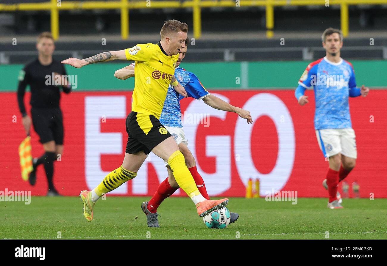 Marco REUS, BVB in Duellen, Action, Duellen, Fußball DFB Pokal, Halbfinale, Borussia Dortmund (DO) - Holstein Kiel (KI) 5: 0, am 1. Mai 2021 in Dortmund/Deutschland. Foto: Ralf Ibing/firo Sportphoto/Pool via Fotoagentur SVEN SIMON # die DFB-Bestimmungen verbieten die Verwendung von Fotos als Bildsequenzen und/oder quasi-Video # nur zur redaktionellen Verwendung # Nationale und Internationale Nachrichtenagenturen WELTWEIT zur Nutzung Stockfoto