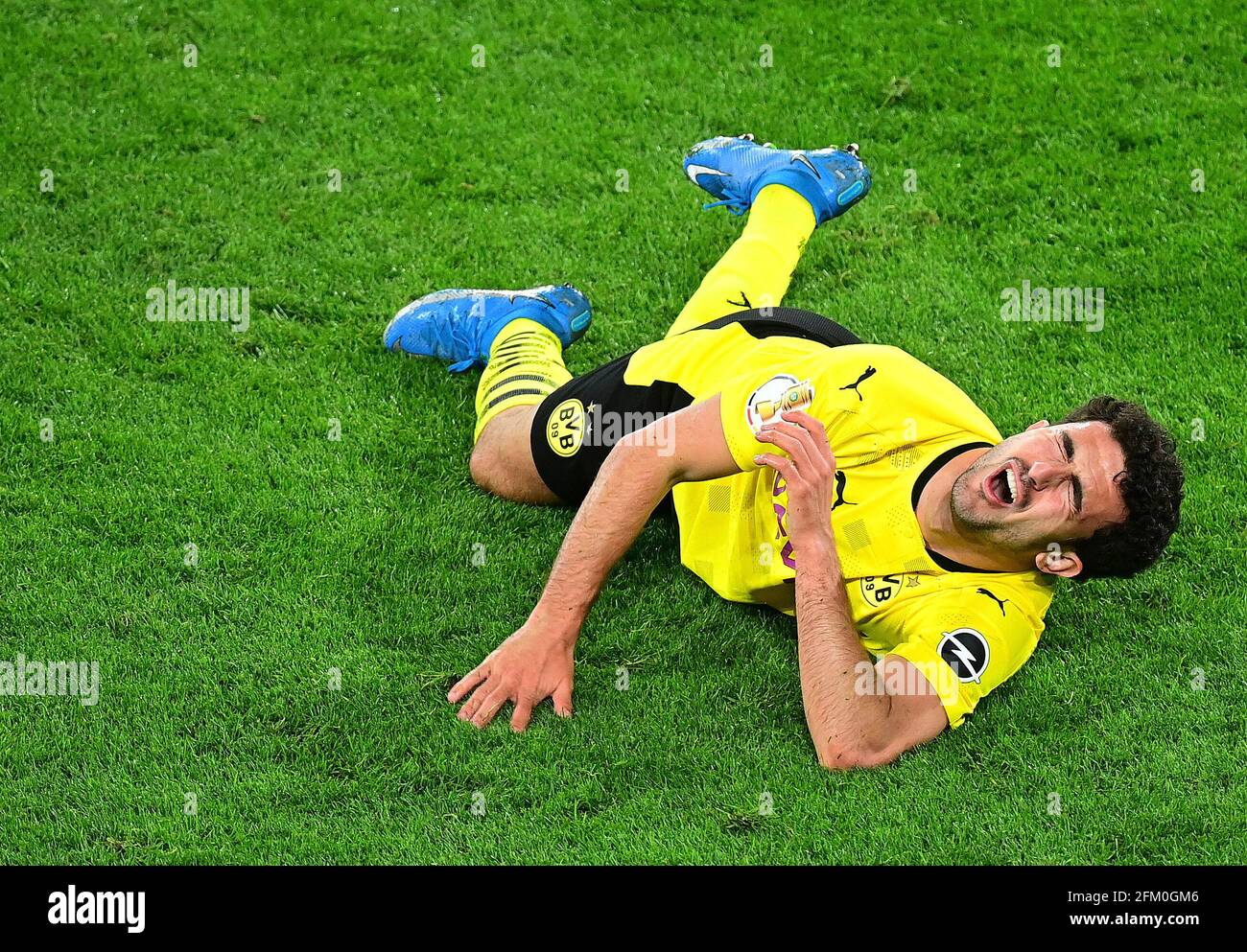 Mateu MOREY (DO) liegt mit Bodenschmerzen, Verletzungen, Schmerzen, Verletzungen, Fußball DFB Cup, Halbfinale, Borussia Dortmund (DO) - Holstein Kiel (KI) 5: 0, am 1. Mai 2021 in Dortmund/Deutschland. Foto: TimGroothuis/Witters/Pool via Fotoagentur SVEN SIMON # die DFB-Bestimmungen verbieten die Verwendung von Fotografien als Bildsequenzen und/oder quasi-Video # nur zur redaktionellen Verwendung # Nationale und Internationale Nachrichtenagenturen OUT ¬ zur Nutzung weltweit Stockfoto