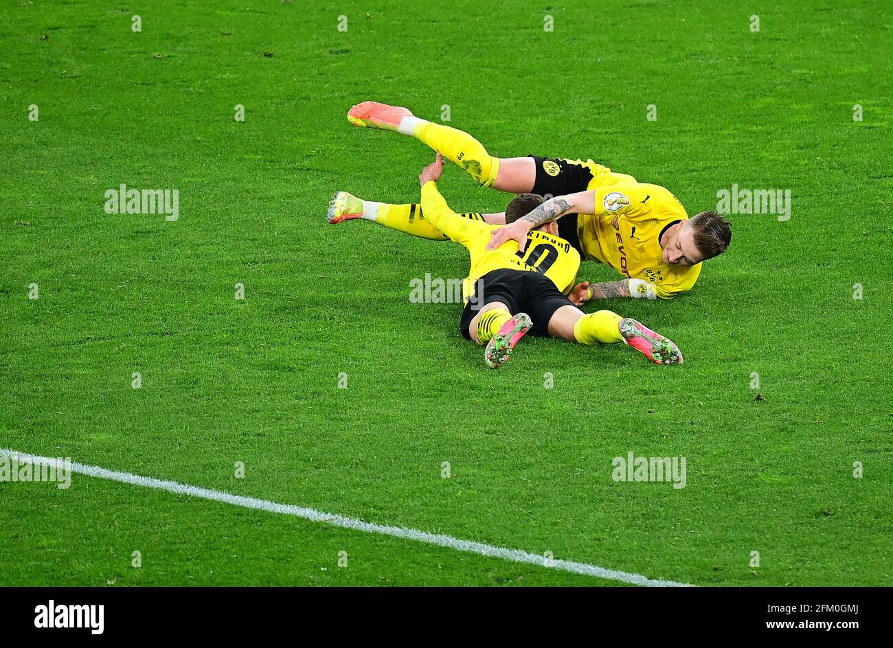 Jubel Thorgan HAZARD (DO/below) nach seinem Tor auf 4:0, vor Marco REUS (DO) Fußball DFB Pokal, Halbfinale, Borussia Dortmund (DO) - Holstein Kiel (KI) 5: 0, am 1. Mai 2021 in Dortmund/Deutschland. Foto: TimGroothuis/Witters/Pool via Fotoagentur SVEN SIMON # die DFB-Bestimmungen verbieten die Verwendung von Fotografien als Bildsequenzen und/oder quasi-Video # nur zur redaktionellen Verwendung # Nationale und Internationale Nachrichtenagenturen OUT ¬ zur Nutzung weltweit Stockfoto