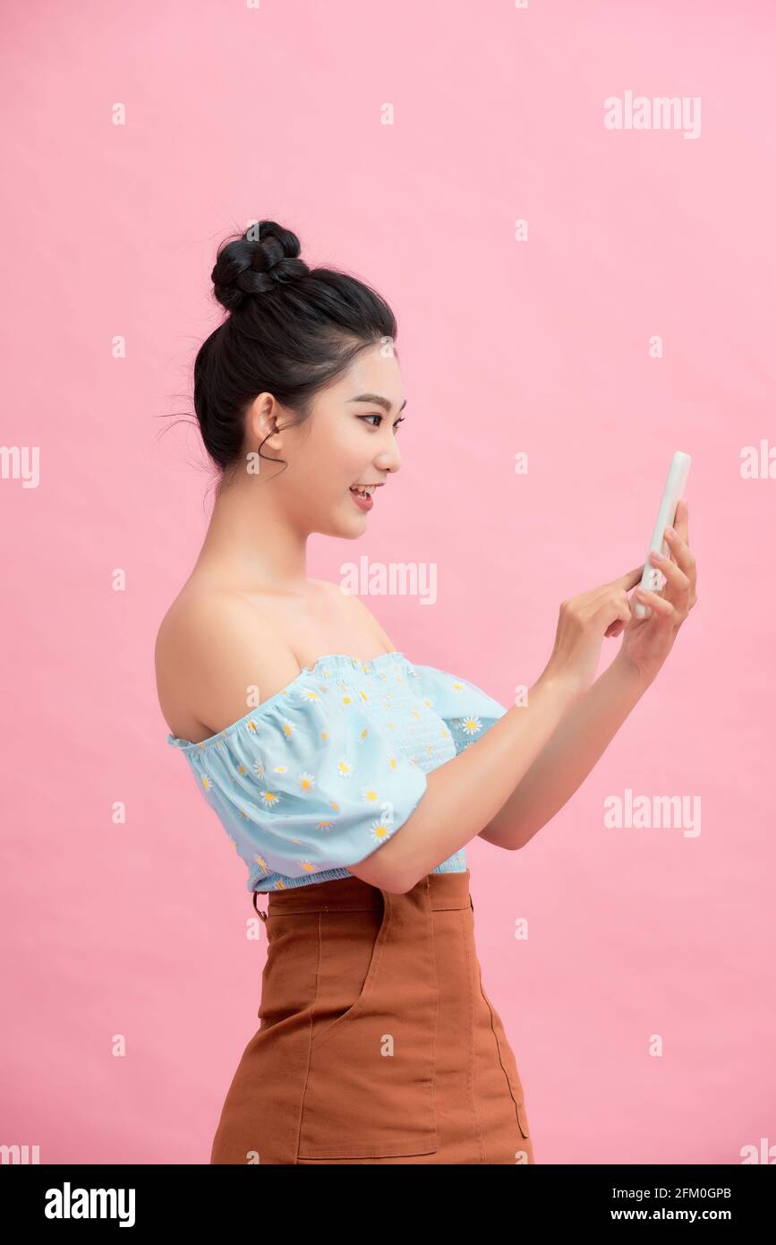 Attraktive junge asiatische Frau chatten auf Web-Anwendung mit Tablet oder Smartphone, Lebensstil mit moderner Technologie. Stockfoto