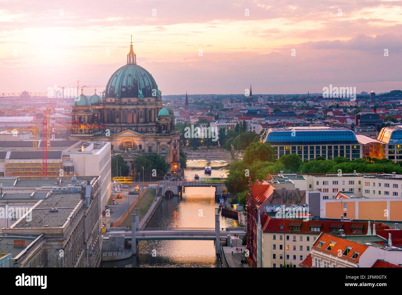 Blick über die Hauptstadt Berlin am Abend mit dem Alexanderplatz im Hintergrund. Stockfoto