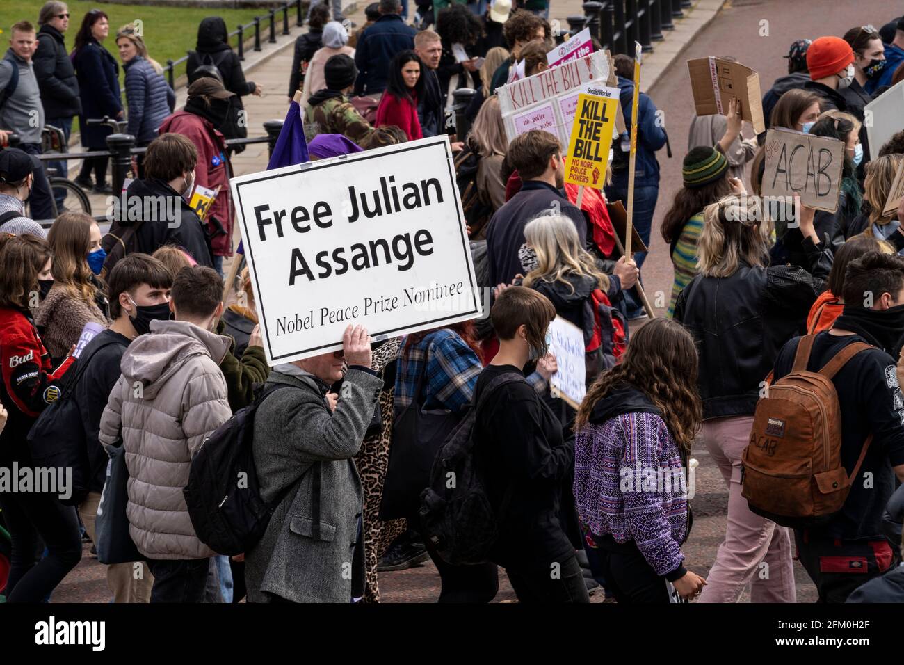 LONDON, Großbritannien – 02. Mai 2021: Ein Demonstrator hält ein Schild mit der Aufschrift Free Julian Assange während eines überfüllten Protestes zum Töten des Gesetzentwurfs marschieren Aktivisten. Stockfoto