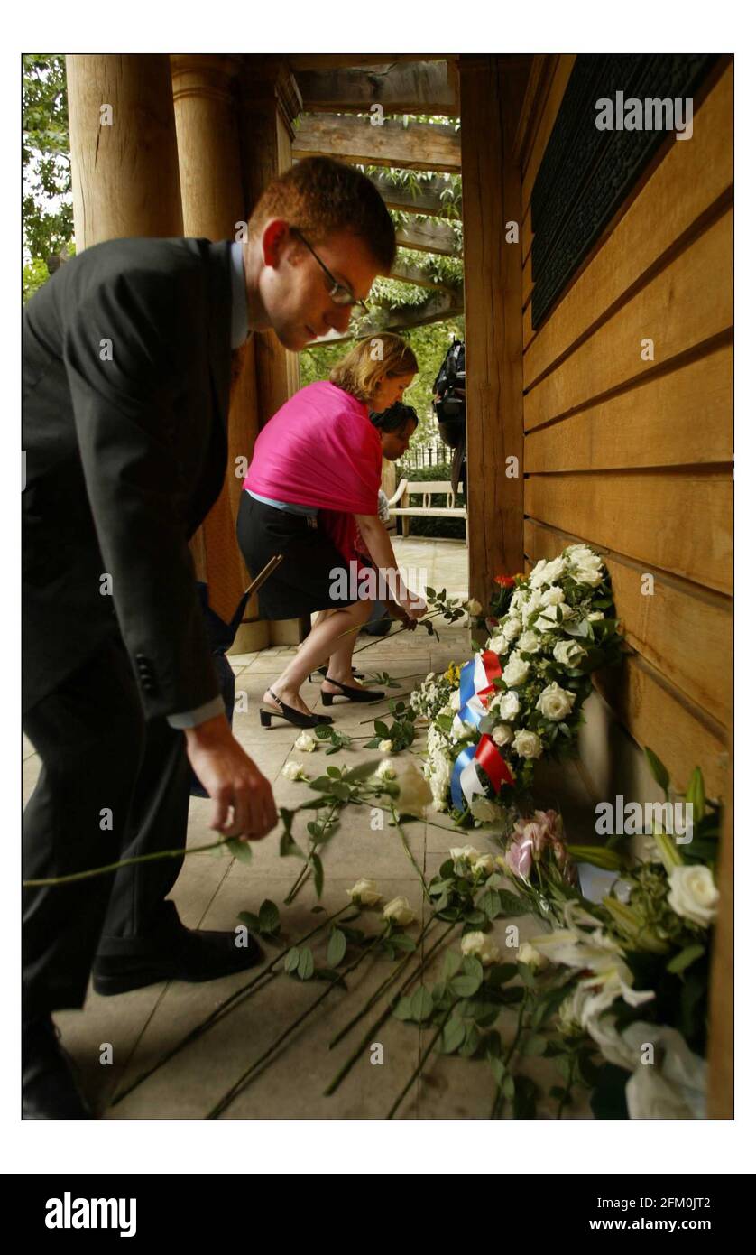 U.S.Embasy Charge d'Affaires David T. Johnson führt embasy Personal und Öffentlichkeit bei einer Kranzniederlegung Zeremonie im September 11v Memorial Garden im Grosvenor Square London. 68 Weiße Rosen wurden auf dem memorialpic David Sandison 10/9/2004 platziert Stockfoto