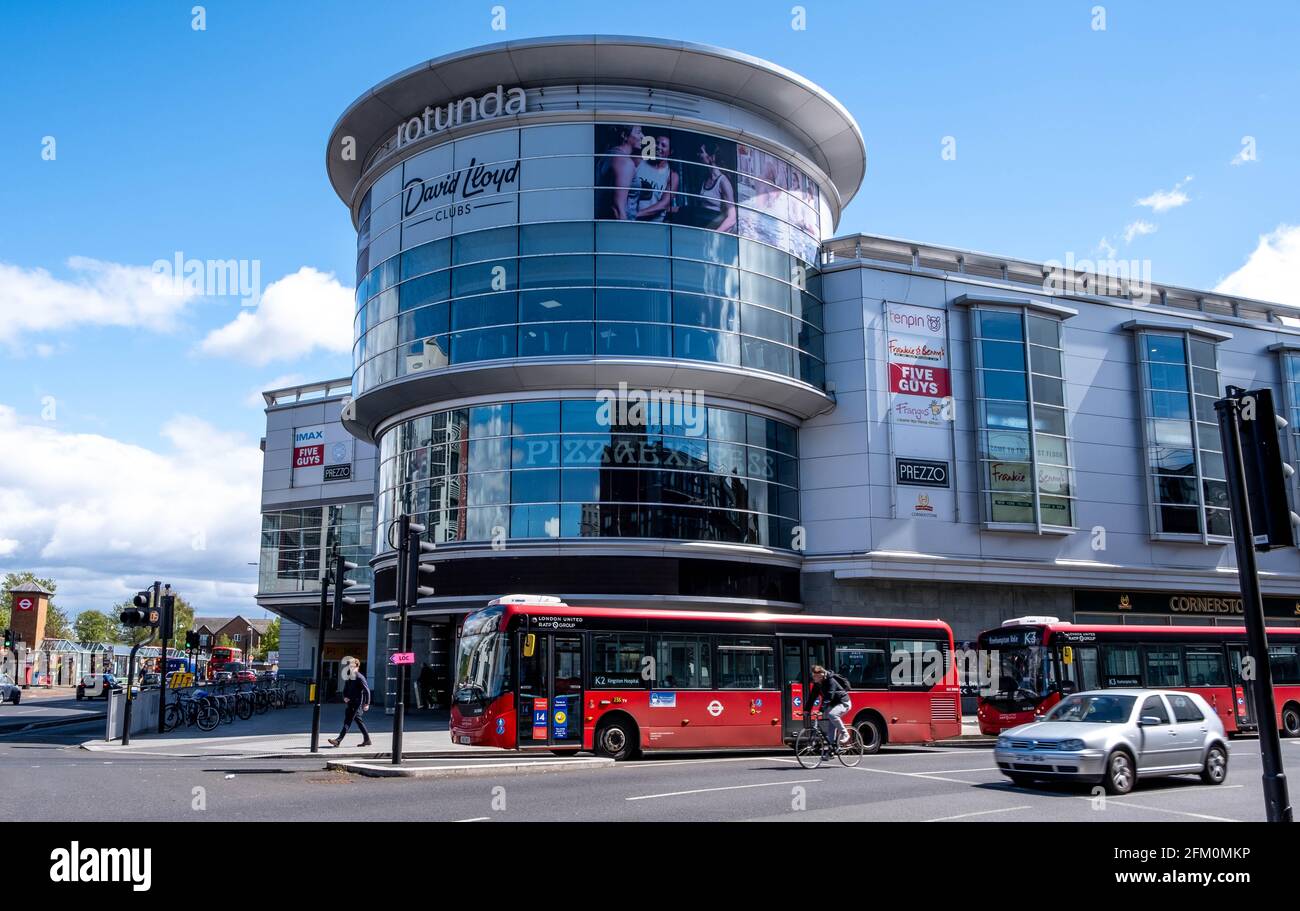 Kingston upon Thames London, UK, Mai 04 2021, Modern Architecture Building Pizza Express im Stadtzentrum mit Red Bused an der Ampel Stockfoto