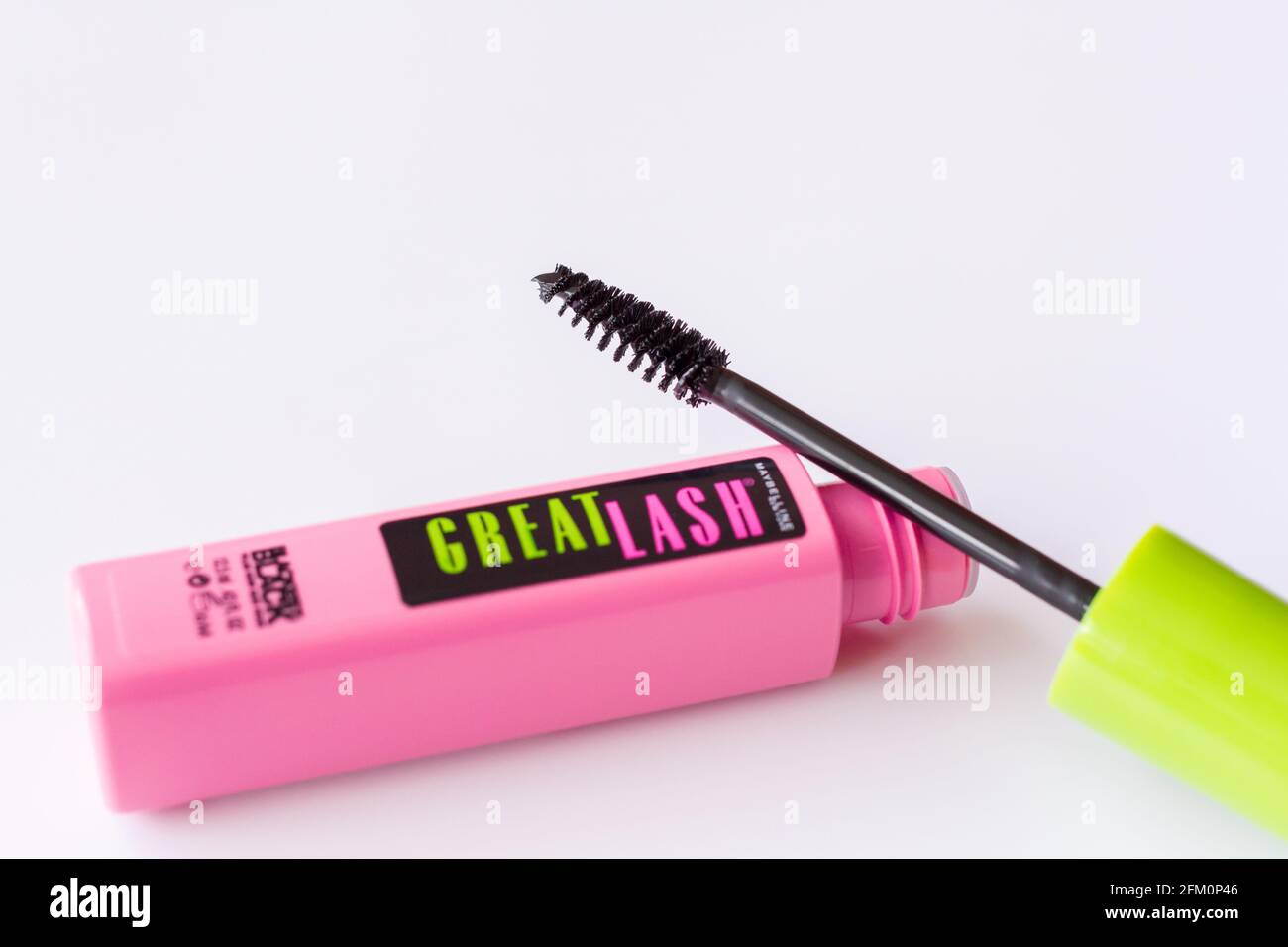 Schwarze Mascara-Flasche & Pinsel-Applikator von Maybelline Stockfoto