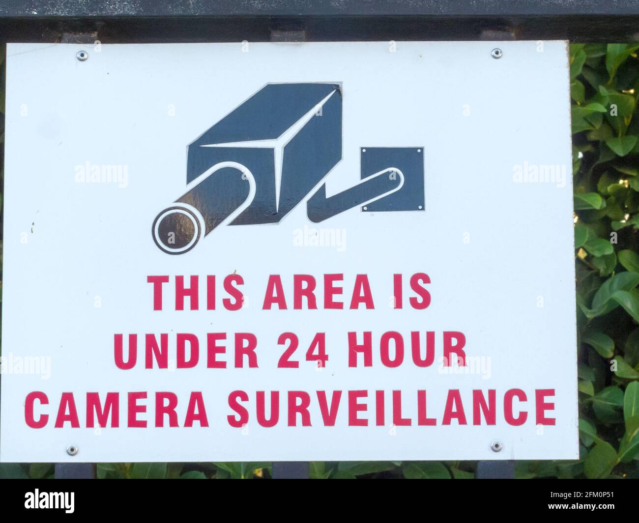 schild mit Worten oder Text, Bereich unter 24 Stunden Kameraüberwachung, Konzept Sicherheit und Sicherheit Stockfoto