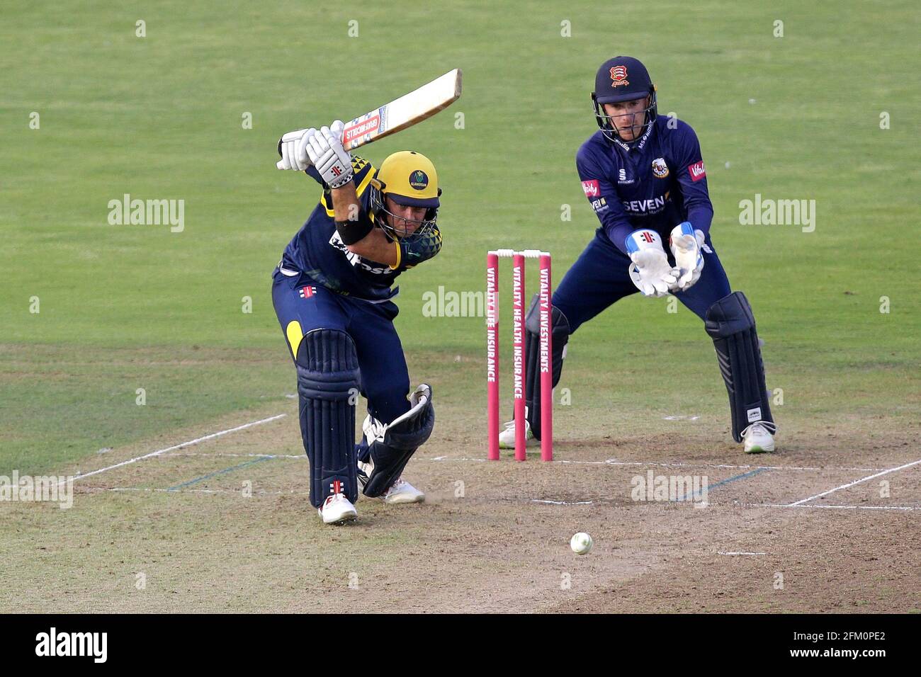 Colin Ingram im Batting-Action für Glamorgan, während Adam Wheater während Glamorgan vs Essex Eagles, Vitality Blast T20 Cric, von hinten auf die Stolperfallen schaut Stockfoto