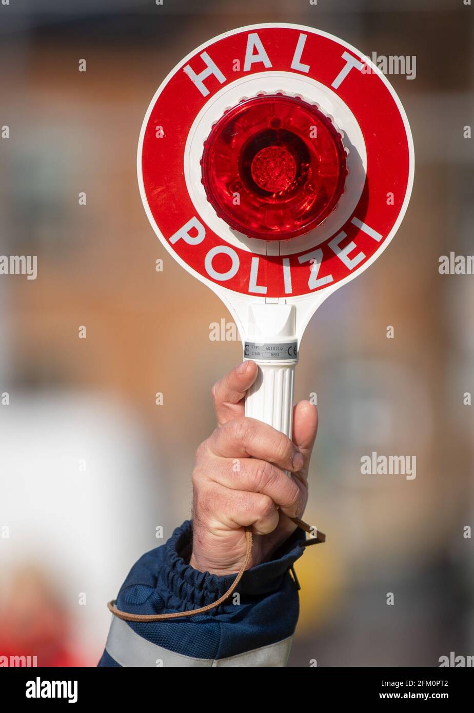Leipzig, Deutschland. Mai 2021. Ein Polizeibeamter der Leipziger Verkehrspolizei hält einen Autofahrer in der Jahnallee in Leipzig an. Die Kontrollen führt die Leipziger Polizei im Rahmen der bundesübergreifenden Verkehrssicherheitskampagne sicher.mobil.leben durch. Ziel ist es, die Straßenverkehrssicherheit für alle Verkehrsträger zu erhöhen, die am Straßenverkehr beteiligt sind. Quelle: Hendrik Schmidt/dpa-Zentralbild/ZB/dpa/Alamy Live News Stockfoto