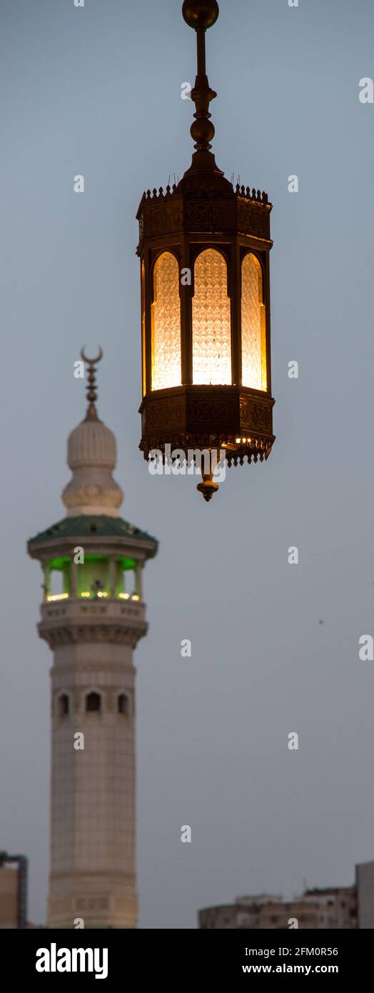 Kerzenlicht im orientalischen Stil mit selektivem Fokus. Ramadan-Konzept nach Sonnenuntergang. Minarett von Masjid al Haram in Mekka Stockfoto
