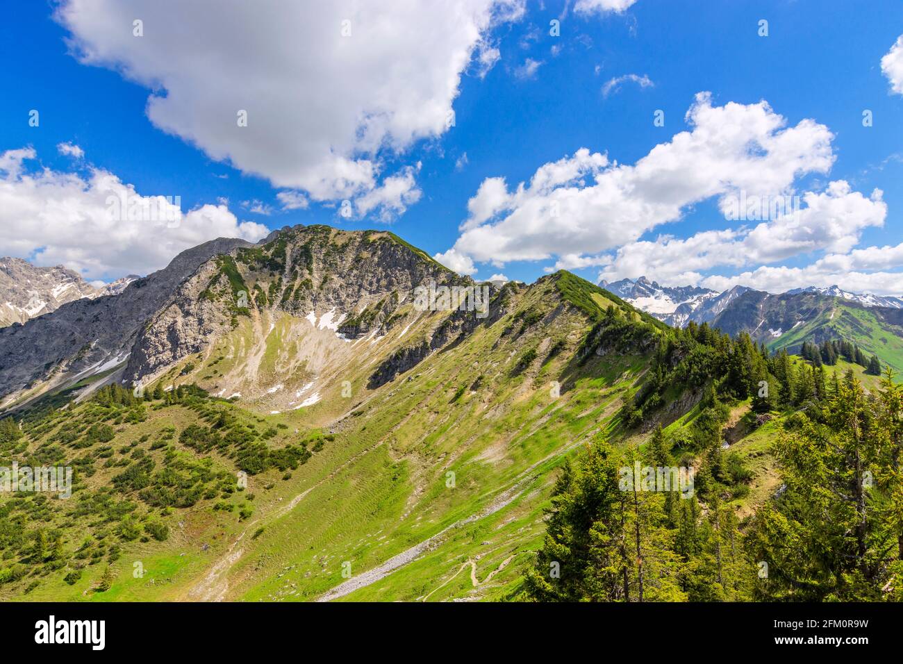 Alpenlandschaft mit Bergen unter blauem Himmel mit einigen Wolken in der Nähe von Oberstdorf. Allgauer Alpen, Bayern, Deutschland, Europa Stockfoto