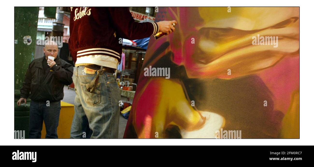 'Reso' - der gebürtige Franzose trat bei der Art Rat am Spitalsfield Market in London auf - eine landesweite Suche nach aufstrebenden Urban Artists und Designern durch den Samsung Fun Club. Die Gewinnerentwürfe stehen zum Download als Handy Wallpaper zur Verfügung.PR Zac auf Shine 07979 691 418 oder 0207 553 3748 pic David Sandison 27/10/2004 Stockfoto