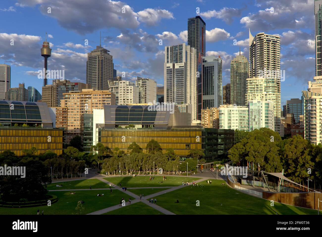 Sonnenuntergang über den Menschen, die die Freiflächen des Tumbalong Park genießen Darling Harbour Sydney Australien Stockfoto