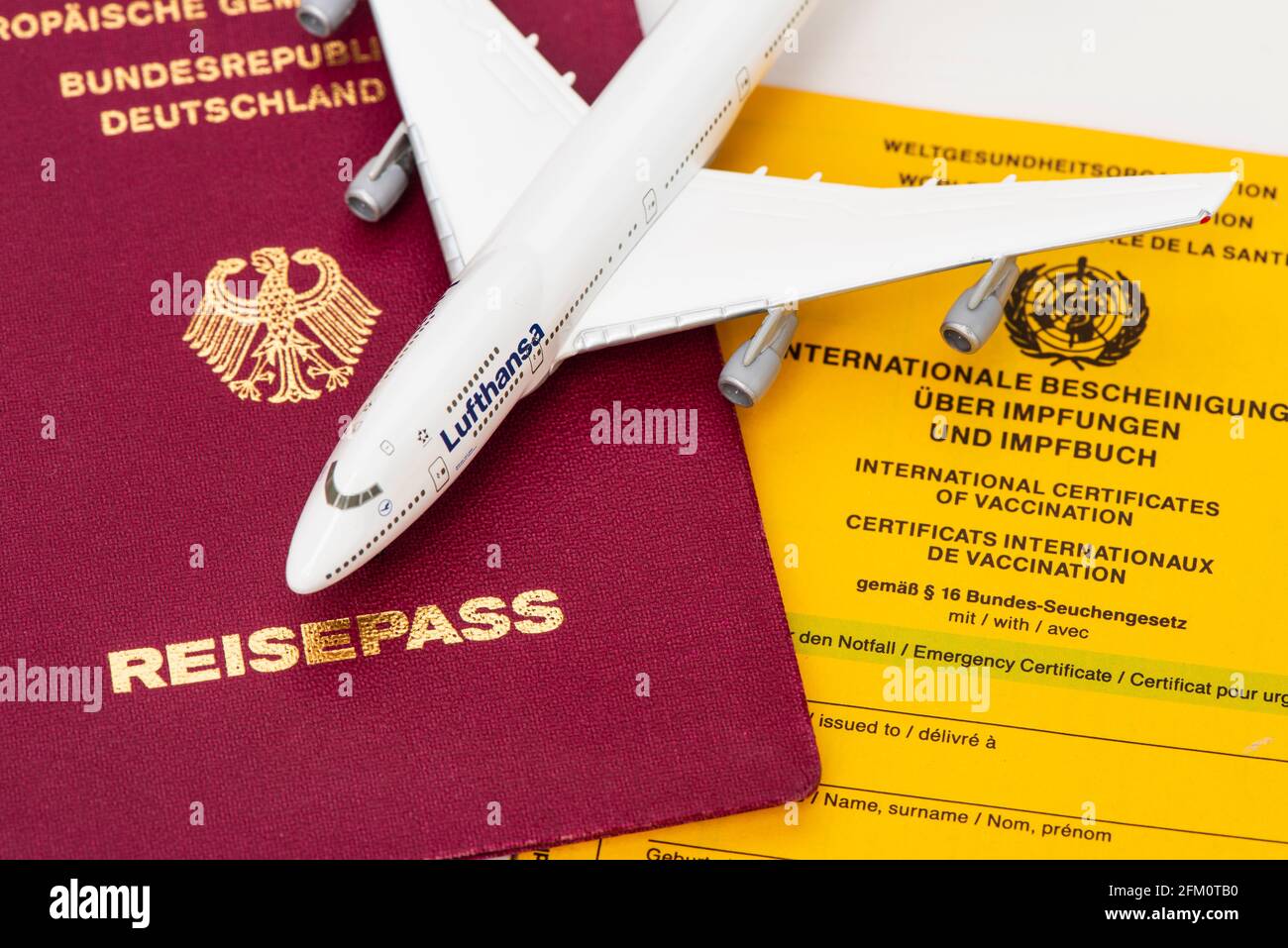 Reisefreiheit mit Impfpass und Reisepass Stockfoto