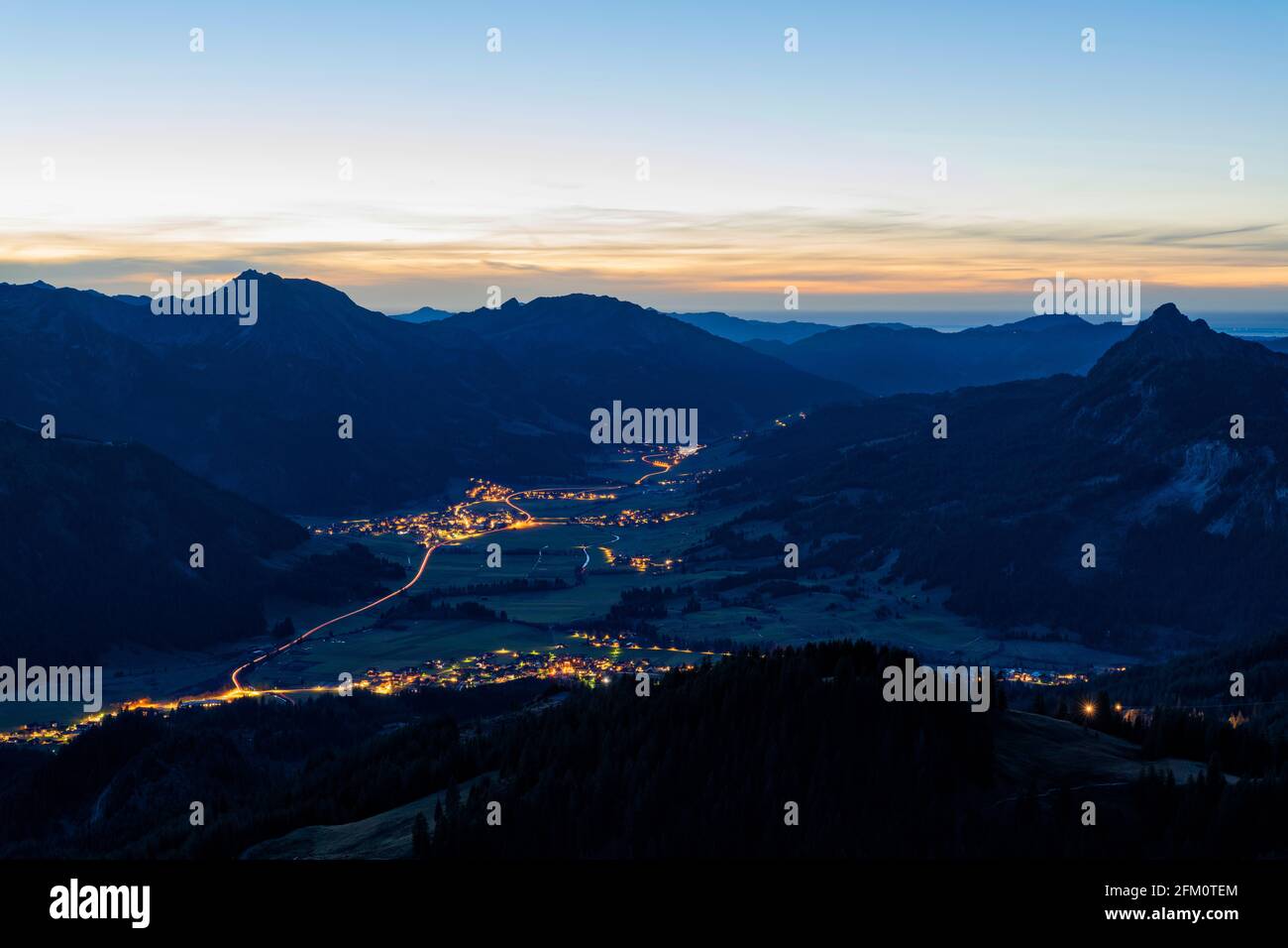 Berglandschaft bei Sonnenuntergang mit dem beleuchteten Tannheimer Tal. Allgäuer Alpen, Tirol, Österreich, Europa Stockfoto