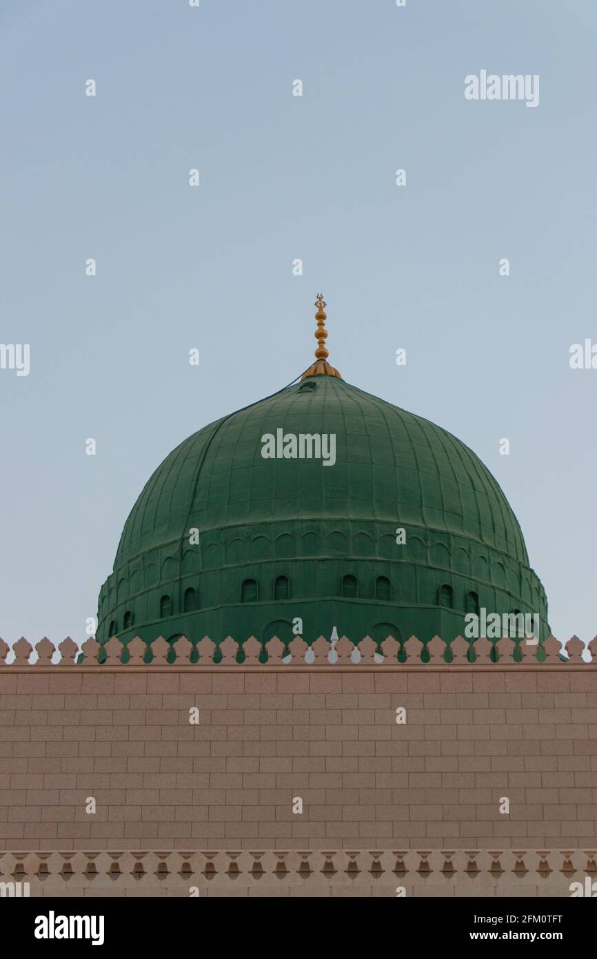 Außenbild der Propheten-Moschee in Medina in Saudi-Arabien, der grünen Kuppel der Moschee. Masjid Nabawi Stockfoto