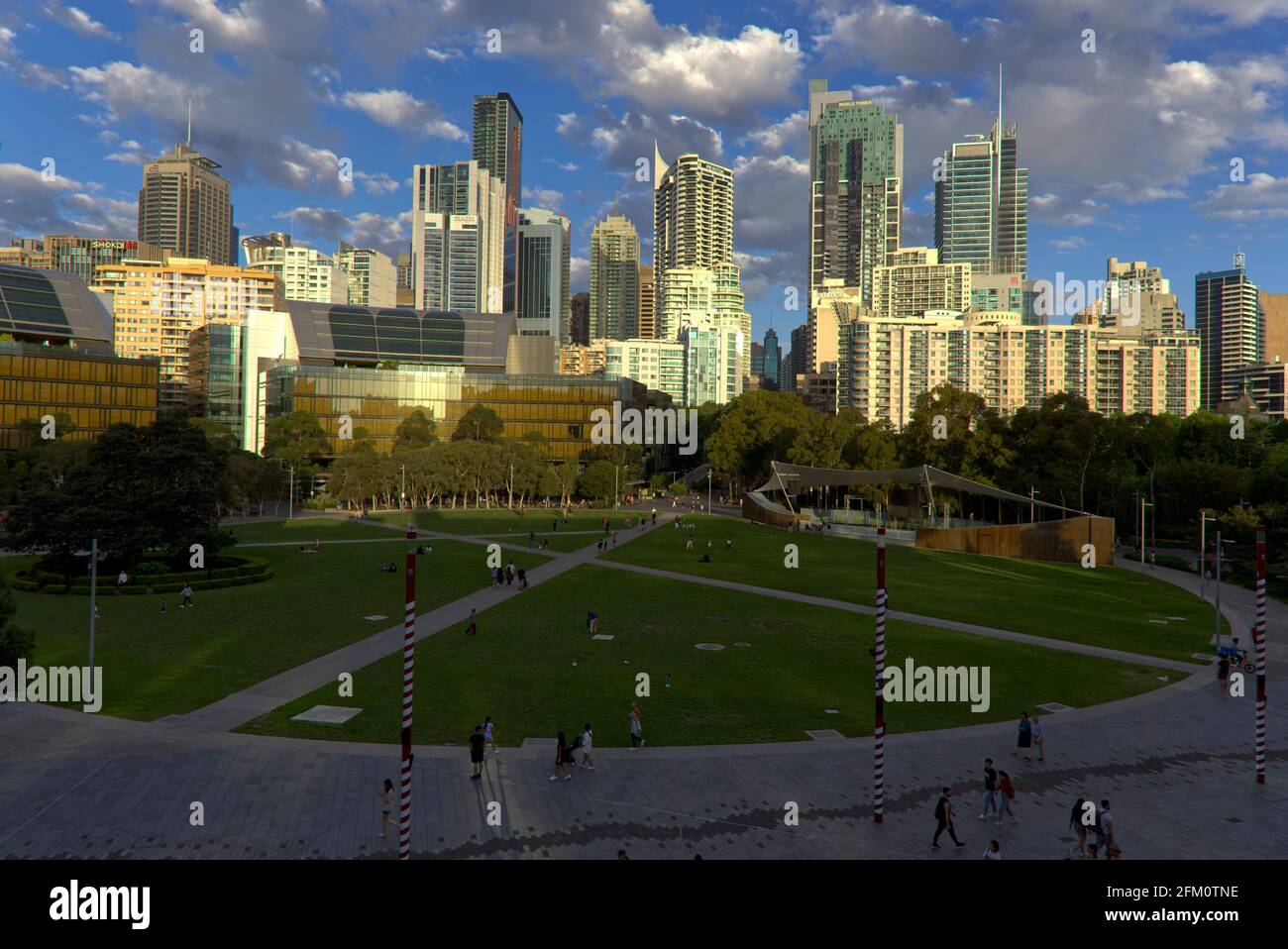 Sonnenuntergang über den Menschen, die die Freiflächen des Tumbalong Park genießen Darling Harbour Sydney Australien Stockfoto