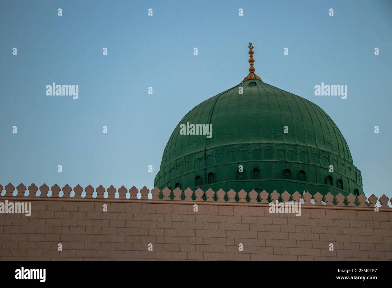 Außenbild der Propheten-Moschee in Medina in Saudi-Arabien, der grünen Kuppel der Moschee. Masjid Nabawi Stockfoto