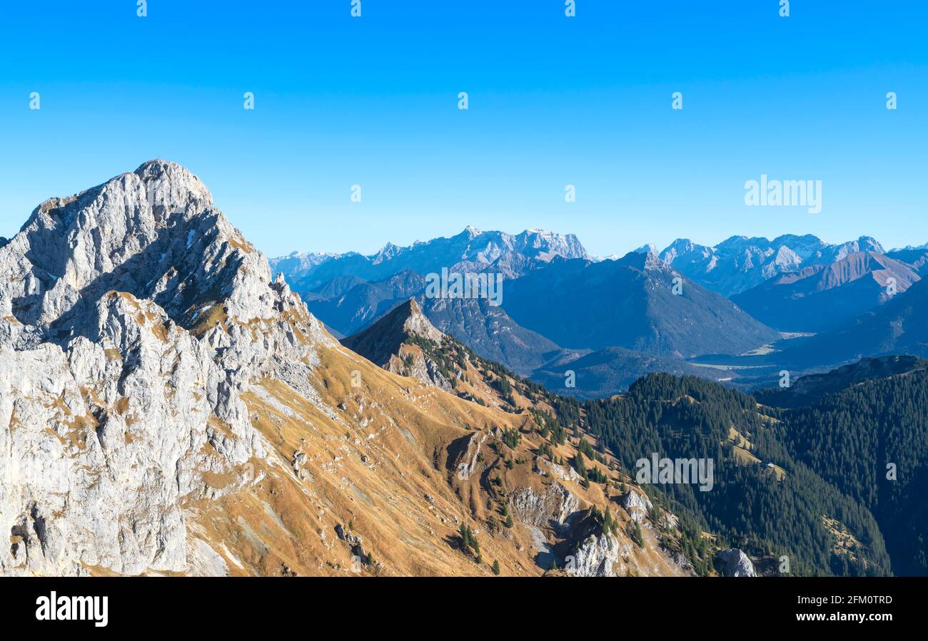 Wunderschöne alpine Landschaft mit felsigen Bergen an einem sonnigen Herbsttag über dem Tannheimer Tal. Allgauer Alpen, Tirol, Österreich, Europa Stockfoto